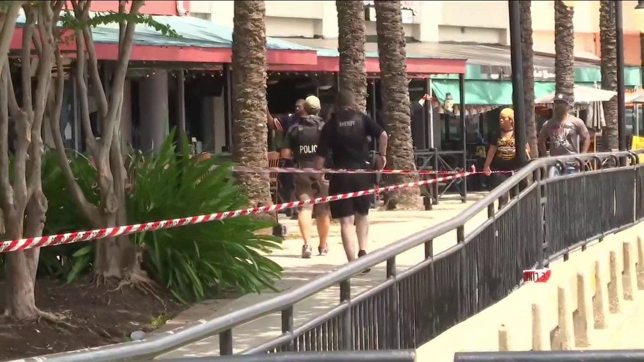 Calls flooded 911 center after Jacksonville Landing shooting